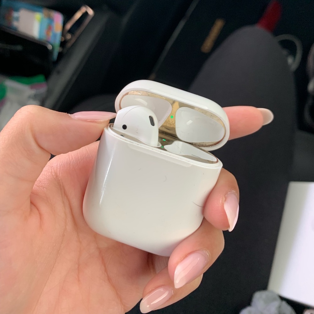 AIRPOD 1ST GENERATION
